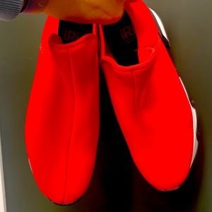 iRi RED OUTLINE LOW TOP SNEAKER size 8 (38) like new condition